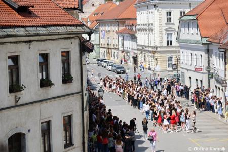 Kamnik danes v znamenju maturantske četvorke, v kateri je zaplesalo preko 200 maturantk in maturantov (89)